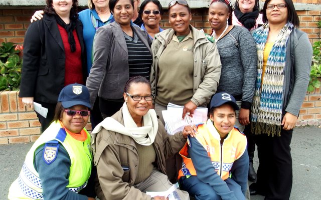 Die groep polisievroue tydens ‘n vriendelike vroue-padblokkade vir Vrouemaand, met Kapt Gerda Groenewald wat elders besig was 